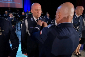 Obchody Święta Policji w Bydgoszczy. Policjanci biorą udział w odznaczeniach i mianowaniu na wyższe stopnie służbowe.