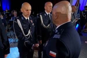 Obchody Święta Policji w Bydgoszczy. Policjanci biorą udział w odznaczeniach i mianowaniu na wyższe stopnie służbowe.