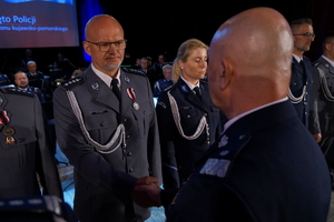 Obchody Święta Policji w Bydgoszczy. Policjanci biorą udział w odznaczeniach i mianowaniu na wyższe stopnie służbowe.