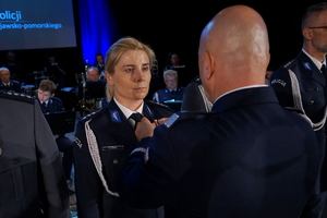 Obchody Święta Policji w Bydgoszczy. Policjanci biorą udział w odznaczeniach i mianowaniu na wyższe stopnie służbowe.