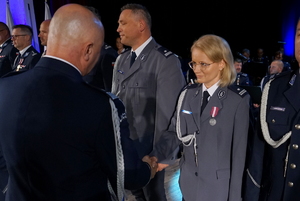 Obchody Święta Policji w Bydgoszczy. Policjanci biorą udział w odznaczeniach i mianowaniu na wyższe stopnie służbowe.