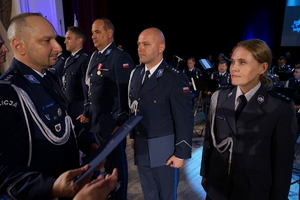 Obchody Święta Policji w Bydgoszczy. Policjanci biorą udział w odznaczeniach i mianowaniu na wyższe stopnie służbowe.