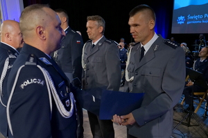 Obchody Święta Policji w Bydgoszczy. Policjanci biorą udział w odznaczeniach i mianowaniu na wyższe stopnie służbowe.