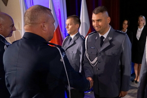 Obchody Święta Policji w Bydgoszczy. Policjanci biorą udział w odznaczeniach i mianowaniu na wyższe stopnie służbowe.