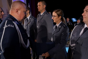 Obchody Święta Policji w Bydgoszczy. Policjanci biorą udział w odznaczeniach i mianowaniu na wyższe stopnie służbowe.