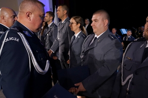 Obchody Święta Policji w Bydgoszczy. Policjanci biorą udział w odznaczeniach i mianowaniu na wyższe stopnie służbowe.