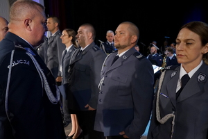 Obchody Święta Policji w Bydgoszczy. Policjanci biorą udział w odznaczeniach i mianowaniu na wyższe stopnie służbowe.