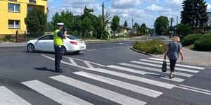 Policjant RD prowadzi kontrole prędkości aut w okolicach przejścia