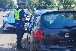 Policjant RD kontroluje kierowcę seata