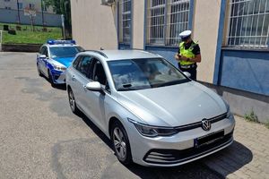 Policjant RD kontroluje kierowcę srebrnego volkswagena