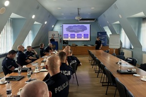 Szkolenie i omówienie wyników pracy podczas odprawy kadry przez policjantów