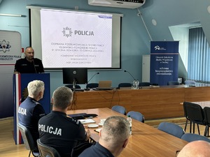 Szkolenie i omówienie wyników pracy podczas odprawy kadry przez policjantów