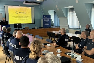 Szkolenie i omówienie wyników pracy podczas odprawy kadry przez policjantów