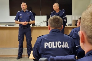 Zaczęła się druga edycja szkolenia zawodowego aspiranckiego. Komendant Wojewódzki Policji  w Bydgoszczy wita policjantów i rozmawia z nimi