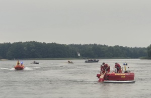 Policjanci podczas festynu i pokazów nad wodą.