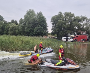 Policjanci podczas festynu i pokazów nad wodą.