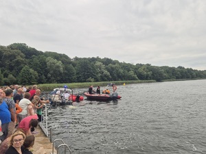 Policjanci podczas festynu i pokazów nad wodą.