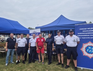 Policjanci podczas festynu i pokazów nad wodą.