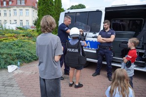 Uczestnik ubrany w sprzęt wykorzystywany w działaniach pododdziałów zwartych Oddziału Prewencji Policji w Bydgoszczy