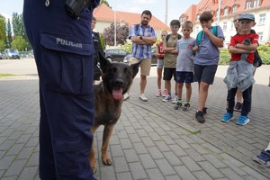 Pies służbowy oraz uczestnicy wizyty - aukcji WOŚP