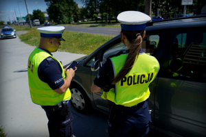 Policjanci ruchu drogowego podczas pracy na drodze.