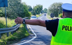 Policjanci ruchu drogowego podczas pracy na drodze.