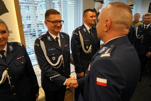 Wręczenie rozkazów personalnych policjantom.