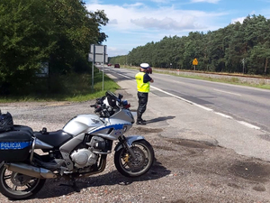 Policjanci ruchu drogowego na motocyklach w czasie pracy na drodze.