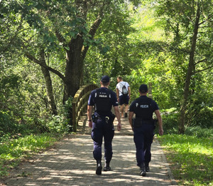 Policjanci w patrolu nad wodą.