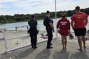 policjanci kontrolują kąpieliska