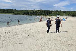 policjanci kontrolują kąpieliska