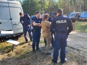 Policjanci podczas poszukiwań zaginionej.