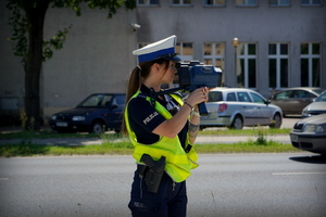 Policjantka ruchu drogowego w czasie służby na drodze.