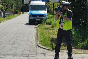 Policjant podczas pracy na drodze.