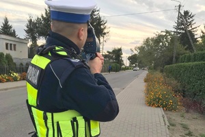 Policjant podczas pracy na drodze.