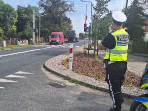 Policjanci na drodze podczas pracy.