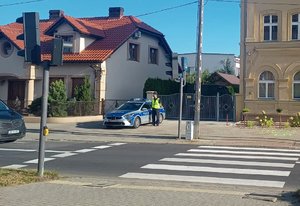 Policjanci na drodze podczas pracy.