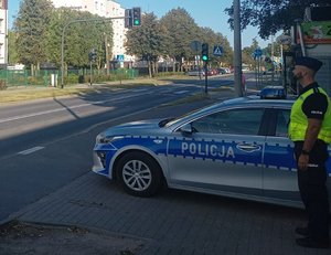 Policjanci na drodze podczas pracy.