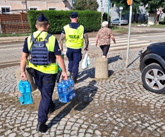 policjanci pomagają w przenoszeniu rzeczy