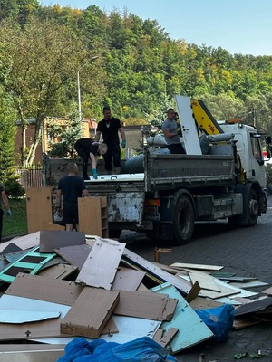 policjanci pomagają w przenoszeniu rzeczy