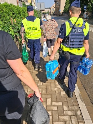 policjanci pomagają w przenoszeniu rzeczy