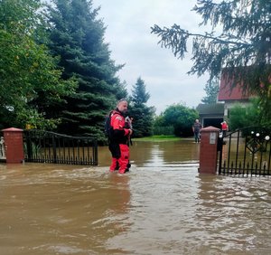 policjanci pomagają mieszkańcom zalanych miejscowości