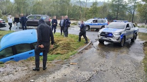 policjanci pomagają mieszkańcom zalanych miejscowości