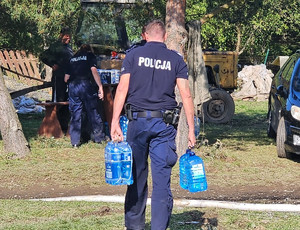 policjanci pomagają mieszkańcom zalanych miejscowości