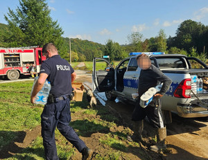 policjanci pomagają mieszkańcom zalanych miejscowości