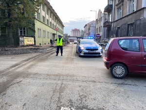 policjanci pomagają mieszkańcom zalanych miejscowości