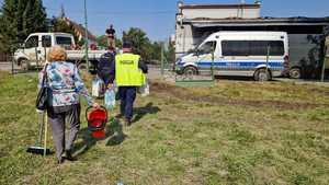 policjanci pomagają mieszkańcom zalanych miejscowości