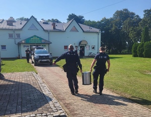 policjanci pomagają mieszkańcom zalanych miejscowości