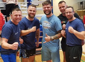 Policjanci z Oddziału Prewencji Policji w Bydgoszczy z mistrzem Świata i Europy w kickboxingu