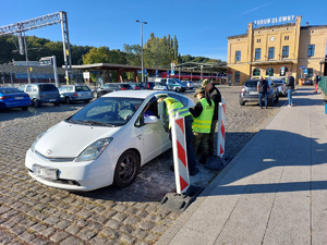 Funkcjonariusze kontrolują kierowcę i samochód z napisem taxi